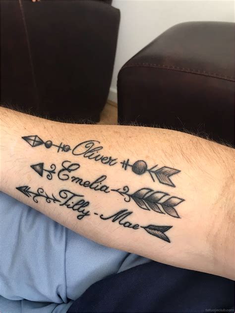 tatuajes de nombres en el brazo|tatuajes hombres brazo.